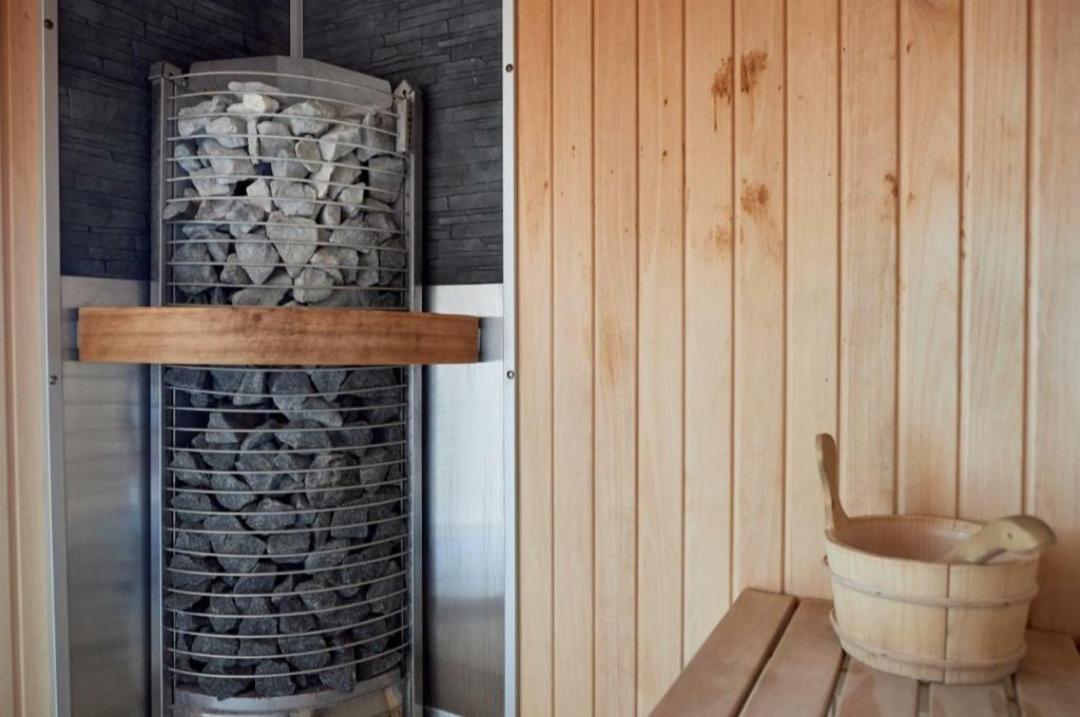 Alezzi Beach Vibe Family Studio With Spa Piscina Interioara Incalzita Sauna Jacuzzi Gym นาโวดาริ ภายนอก รูปภาพ